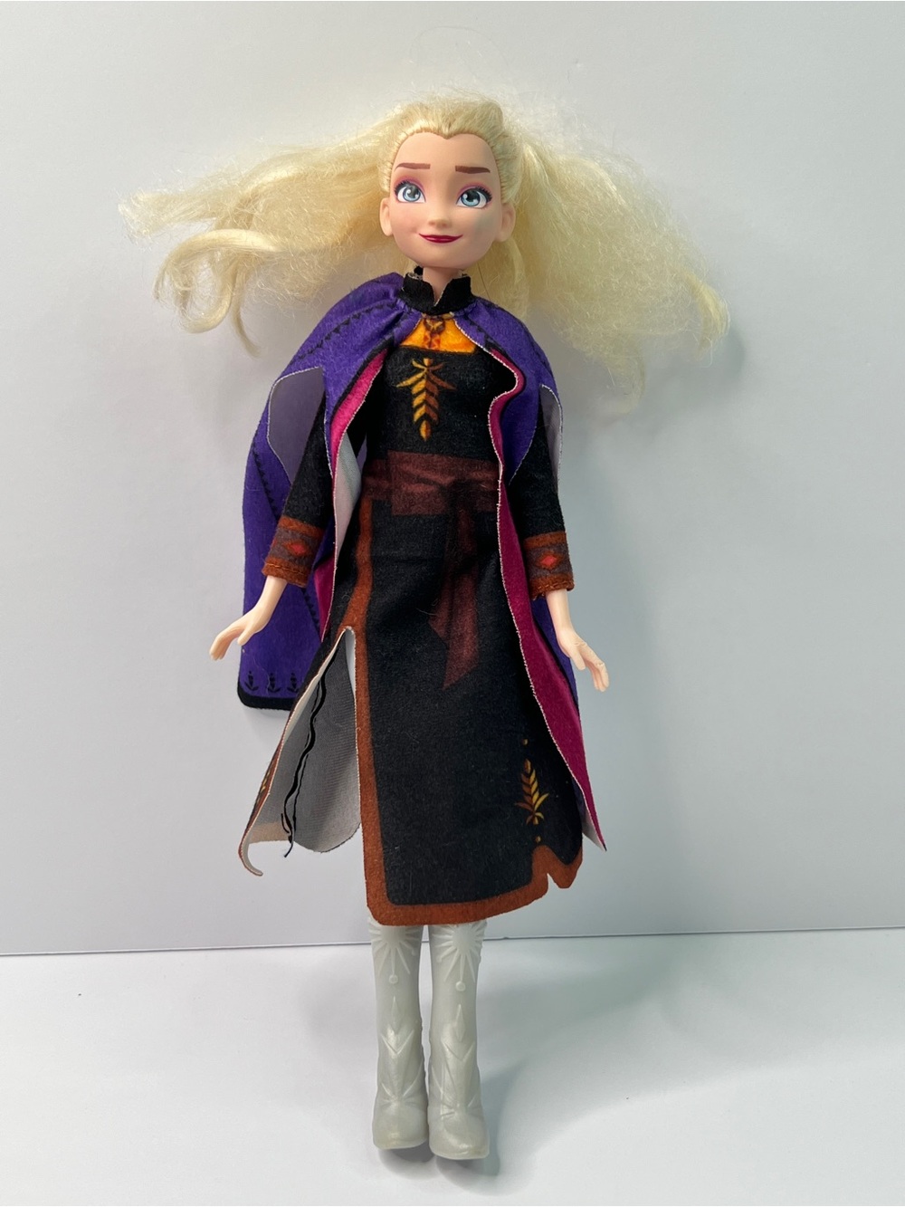 2022 Hasbro Disney Frozen 2 Anna Doll w/Blonde Hair(Matted) Dress Cape & Boots